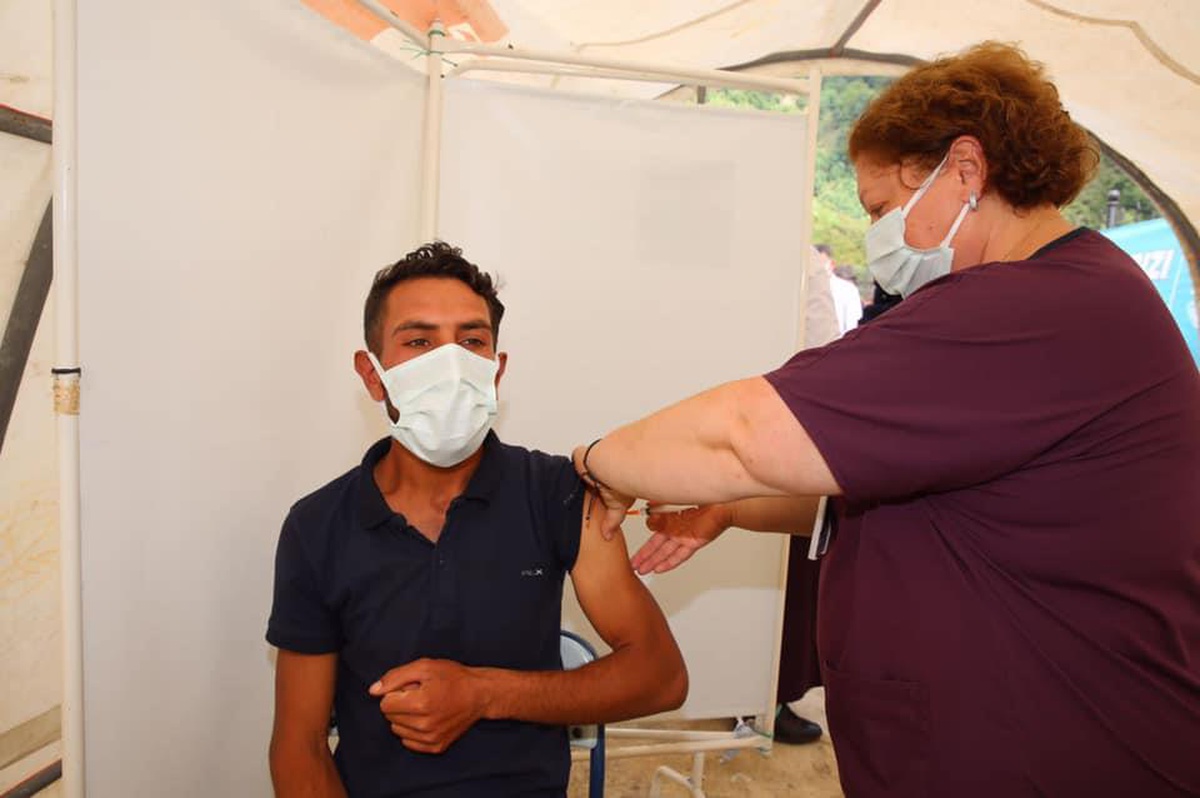 Ordu\'ya fındık hasadına gelen mevsimlik işçilere Kovid-19 aşısı yapılıyor
