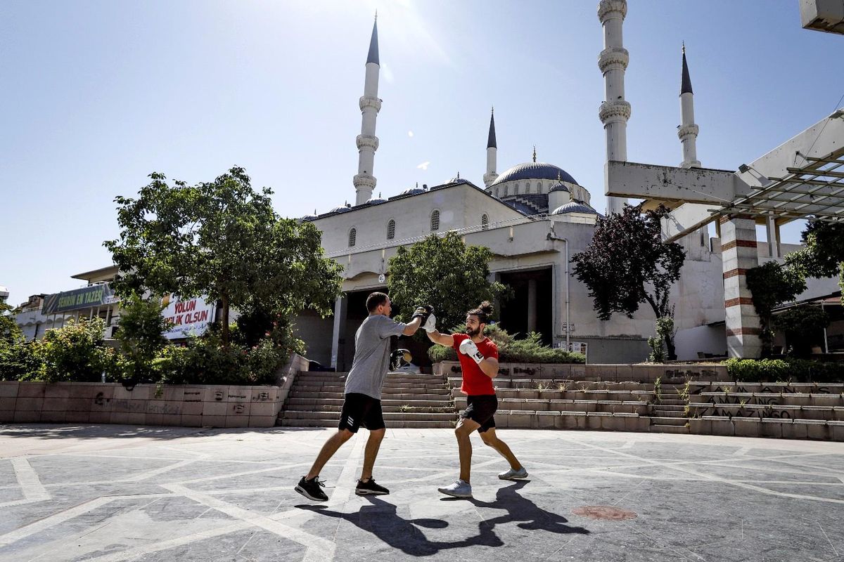 (Özel Haber) Cami bahçesinde ağır sıklet antrenmanı