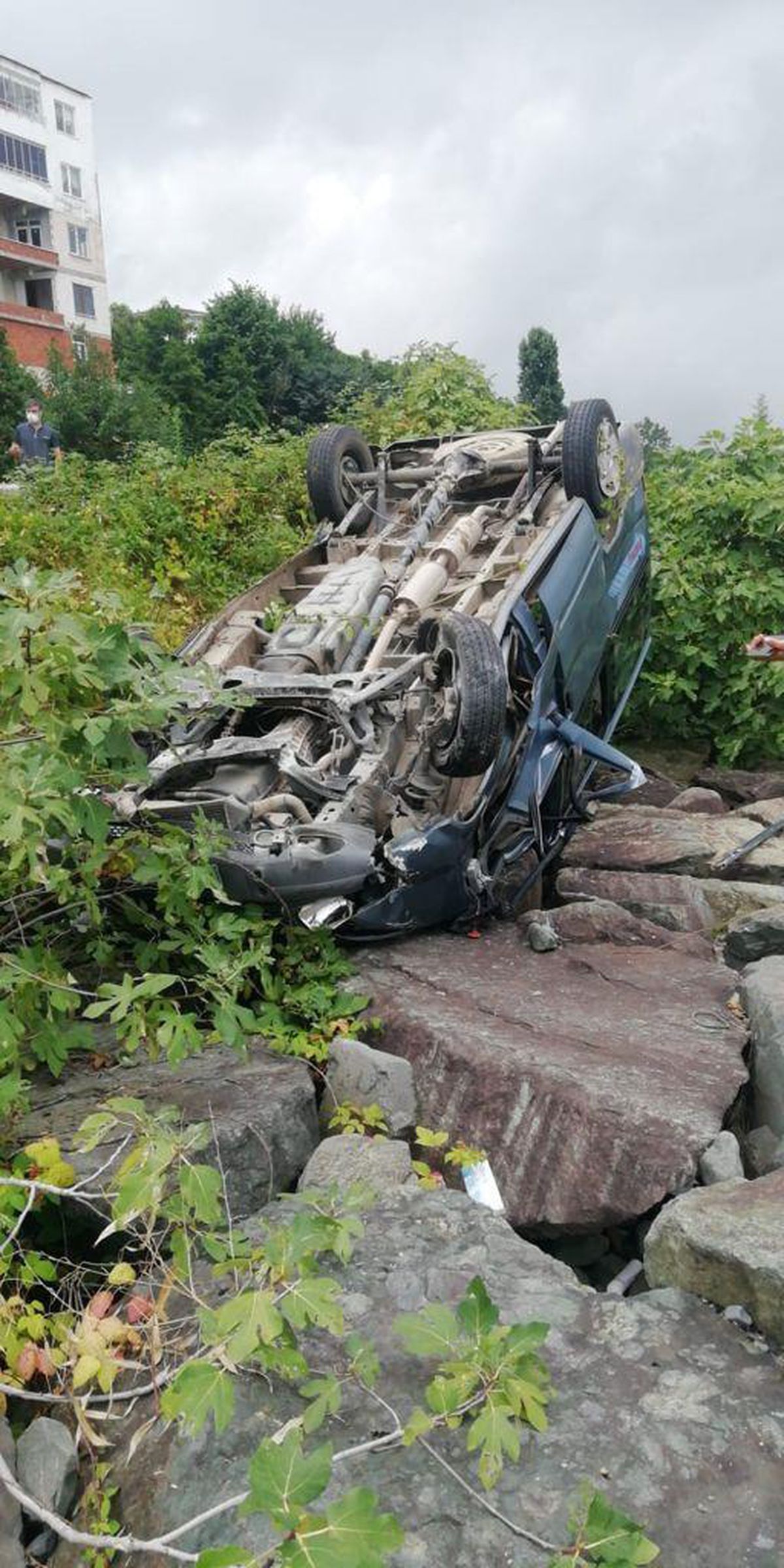 Rize\'de refüje çarpan otomobil denizdeki kayaların üzerine düştü: 5 yaralı