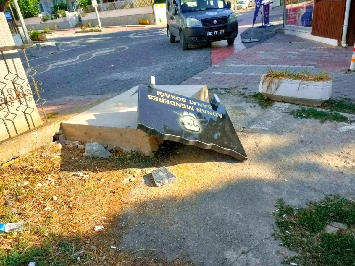 Sakin şehir Gerze\'de kent mobilyalarına zarar verildi