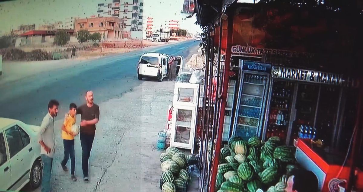 Son dakika haberi! Şanlıurfa\'da çocuğun kazadan kurtulma anı güvenlik kamerasına yansıdı