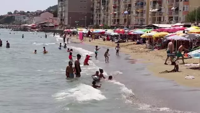 Sıcak havadan bunalanlar sahillerde yoğunluk oluşturdu