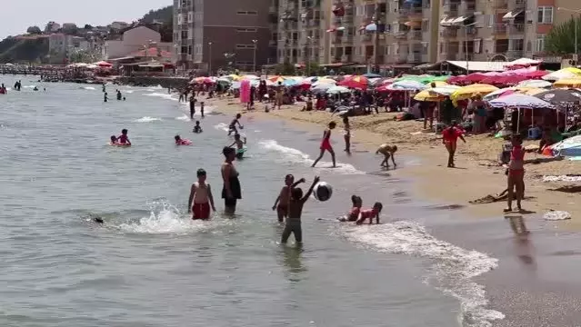 Sıcak havadan bunalanlar sahillerde yoğunluk oluşturdu