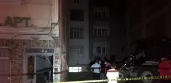 Sultangazi'de inşaat sahasındaki kazı nedeniyle iki binada kayma meydana geldi