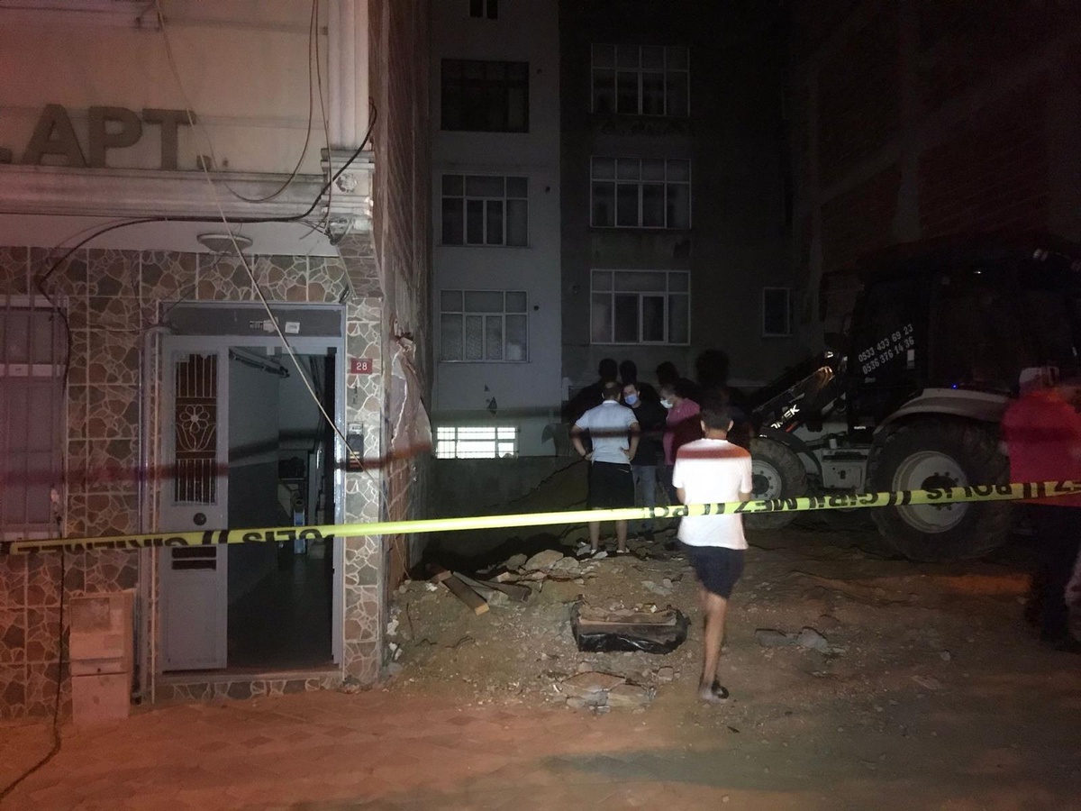Sultangazi\'de çökme riski ile boşaltılan 2 bina gündüz havadan görüntülendi
