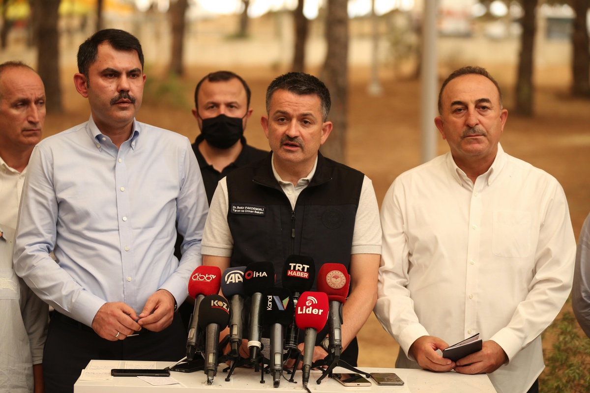 Son dakika haberi: Tarım ve Orman Bakanı Bekir Pakdemirli: "3 uçak, 38 helikopter, 472 arazöz ve 4 bin personelle yangınlarla mücadele ediyoruz."