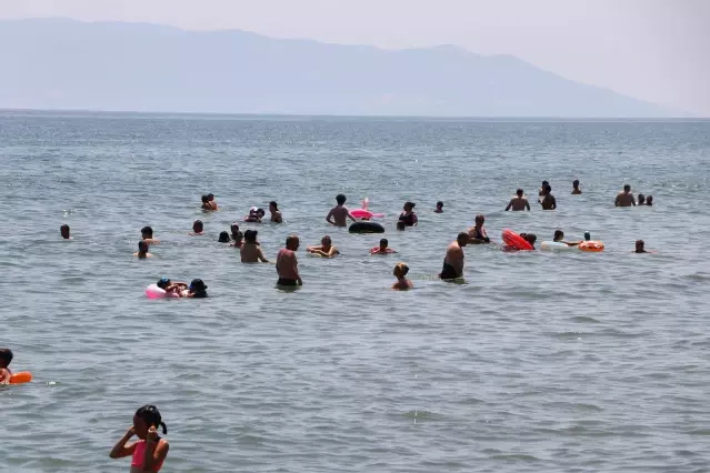 Sıcak havadan bunalanlar sahillerde yoğunluk oluşturdu