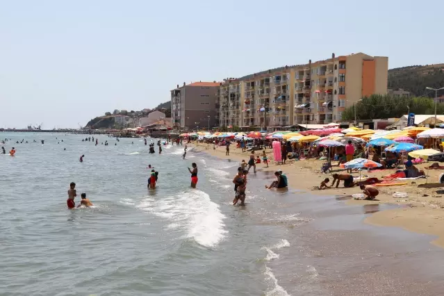 Sıcak havadan bunalanlar sahillerde yoğunluk oluşturdu