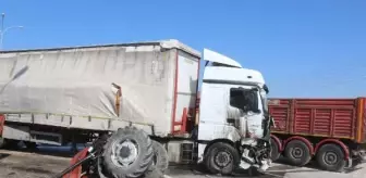 TIR'ın çarptığı traktör ikiye bölündü; sürücü yaralı