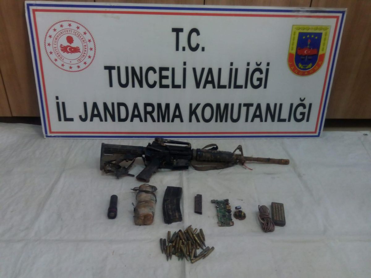 Son dakika: Tunceli\'de teröristlerce toprağa gömülen bir tüfek ve mühimmat ele geçirildi