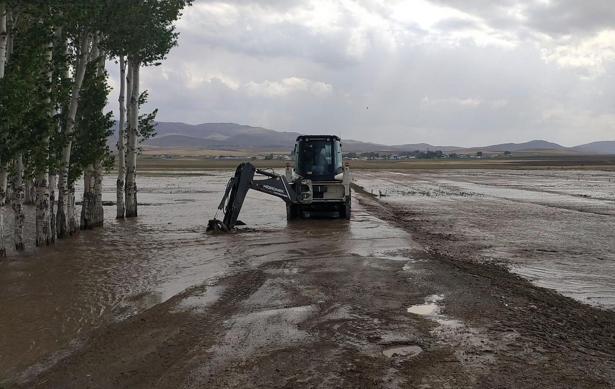 Son dakika haber | Van Büyükşehir Belediyesi selden etkilenen vatandaşların yardımına koştu