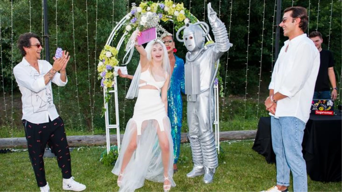 Aleyna Tilki yeni şarkısının tanıtımı için bir robotla evlendi