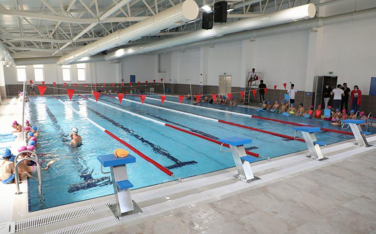 Yüzme havuzunda ilk kulacı Başkan Deniz Köken attı