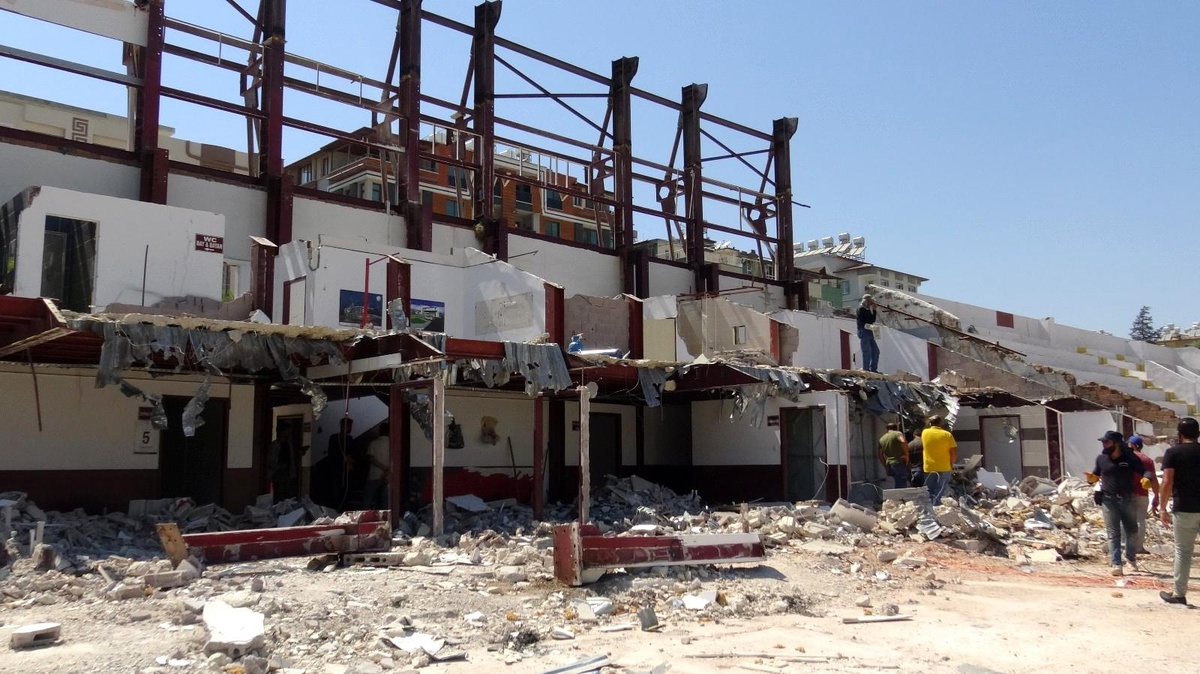 71 yıllık Antakya Atatürk Stadı yıkılıyor