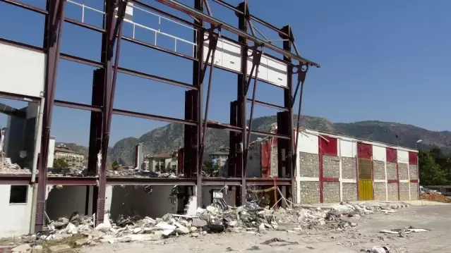 71 yıllık Antakya Atatürk Stadı yıkılıyor 71 yıllık Antakya Atatürk Stadı yıkılıyor