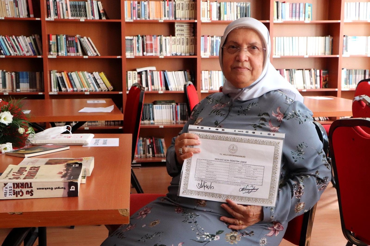 75 yaşında liseden mezun oldu, hedefi hukuk okumak