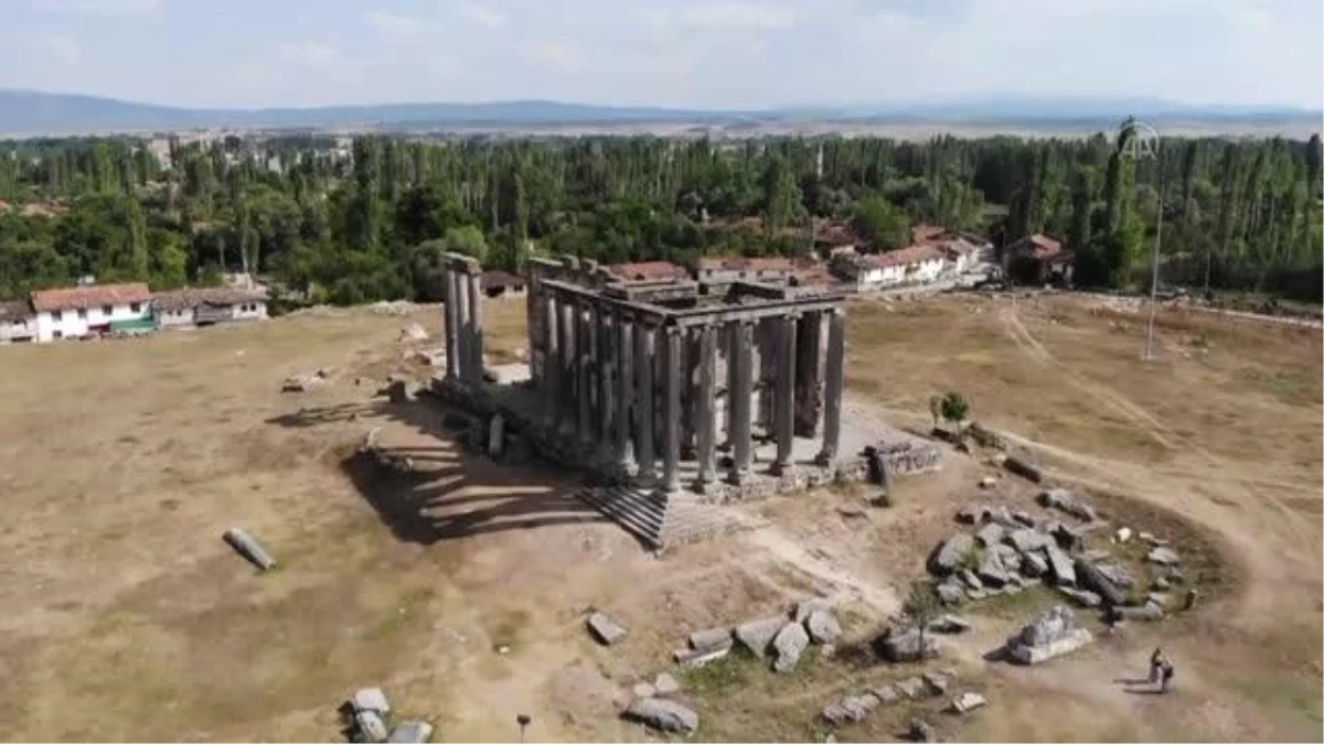 Aizanoi Antik Kenti\'ndeki Zeus Tapınağı\'nın anıtsal kutsal alan giriş yapısı bulundu