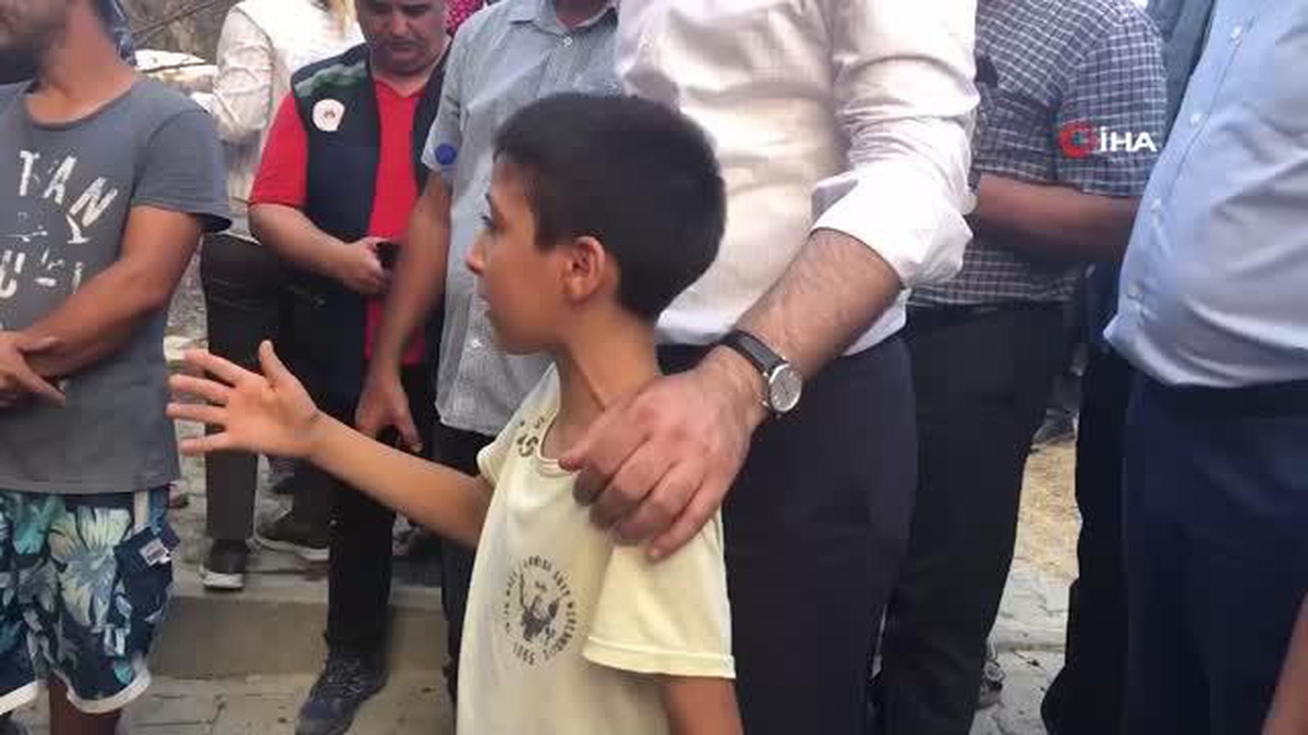 Bakan Kurum\'dan top sahası yanan çocuklara yeni saha sözü