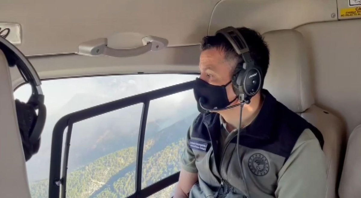 Son dakika haber! Bakan Pakdemirli, Manavgat yangın sahasını havadan helikopter ile inceledi