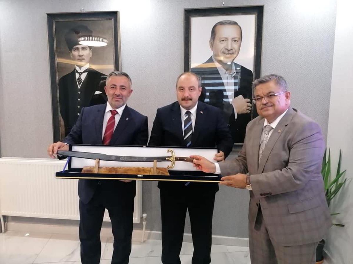 Bakan Varank: "Yangınlarımızı söndüreceğiz, vatandaşlarımızın yaralarını biz yine hükümet olarak saracağız"