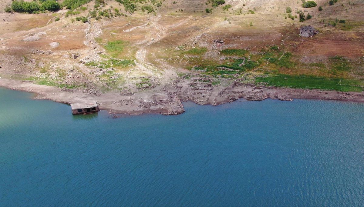 Baraj suları çekildi, 29 yıl önce sular altında kalan köy gün yüzüne çıktı