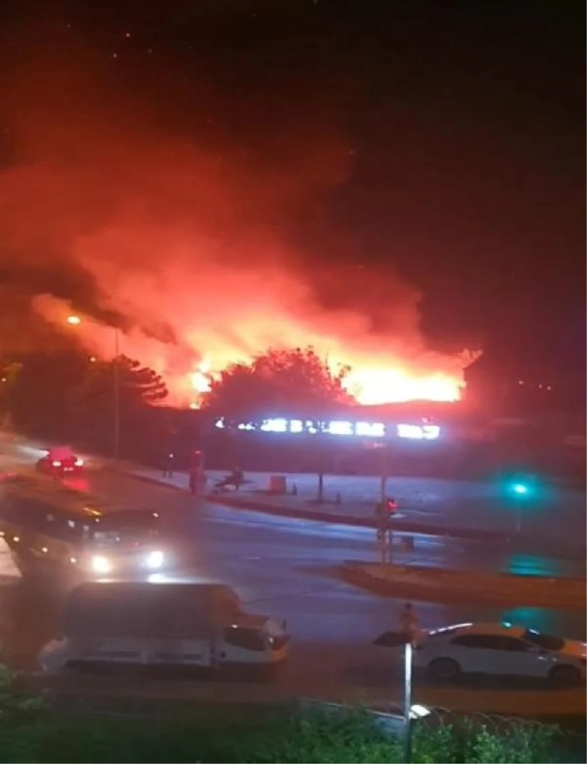 Başakşehir\'de balık restoranı alev alev yandı
