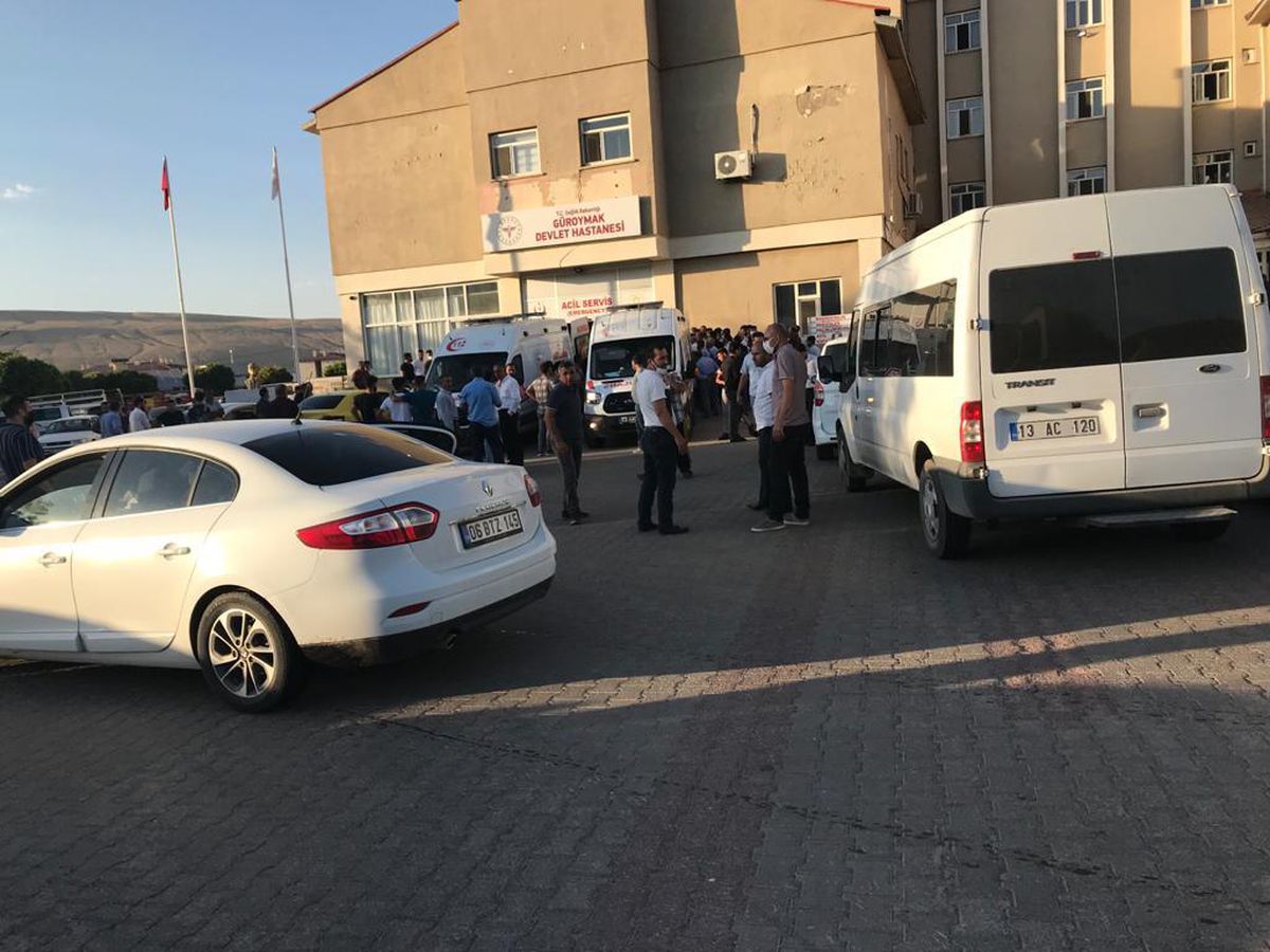 Bitlis\'te motosikletle minibüs çarpıştı: 2 yaralı