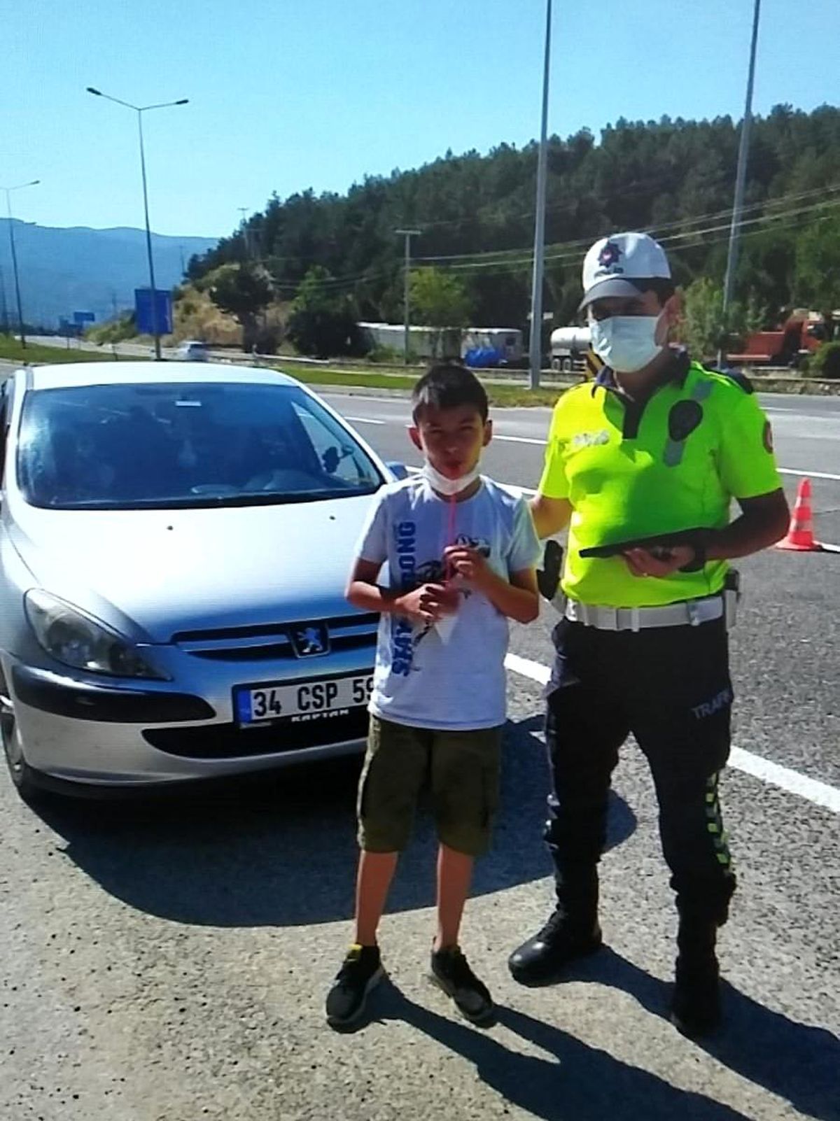 Son dakika: Çocuklara kırmızı düdük dağıttılar, trafik kazalarına dikkat çektiler