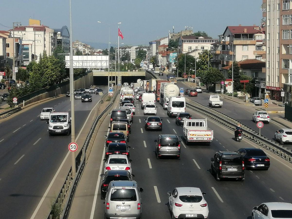 D-100\'de çekici arıza yapınca trafik kilitlendi