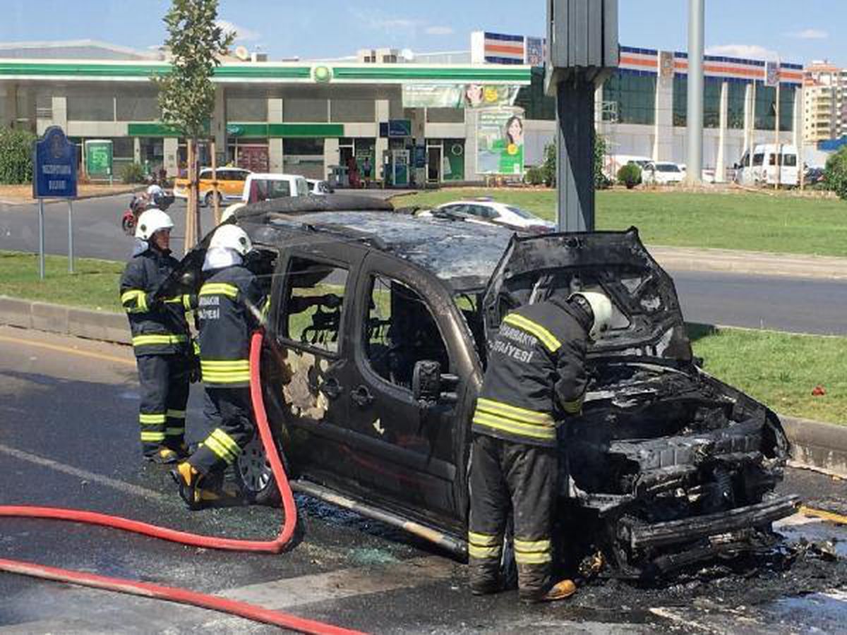 Diyarbakır\'da hafif ticari araç, seyir halindeyken yandı