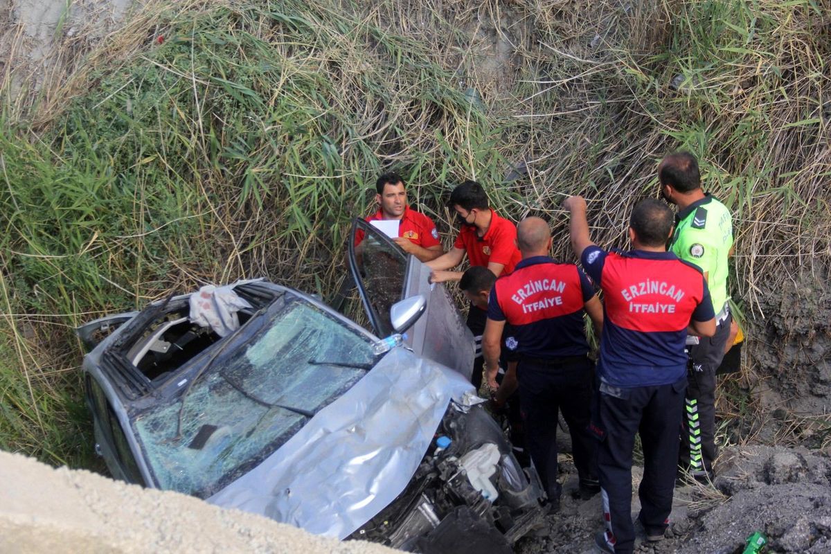 Erzincan\'da otomobil şarampole uçtu: 3 yaralı
