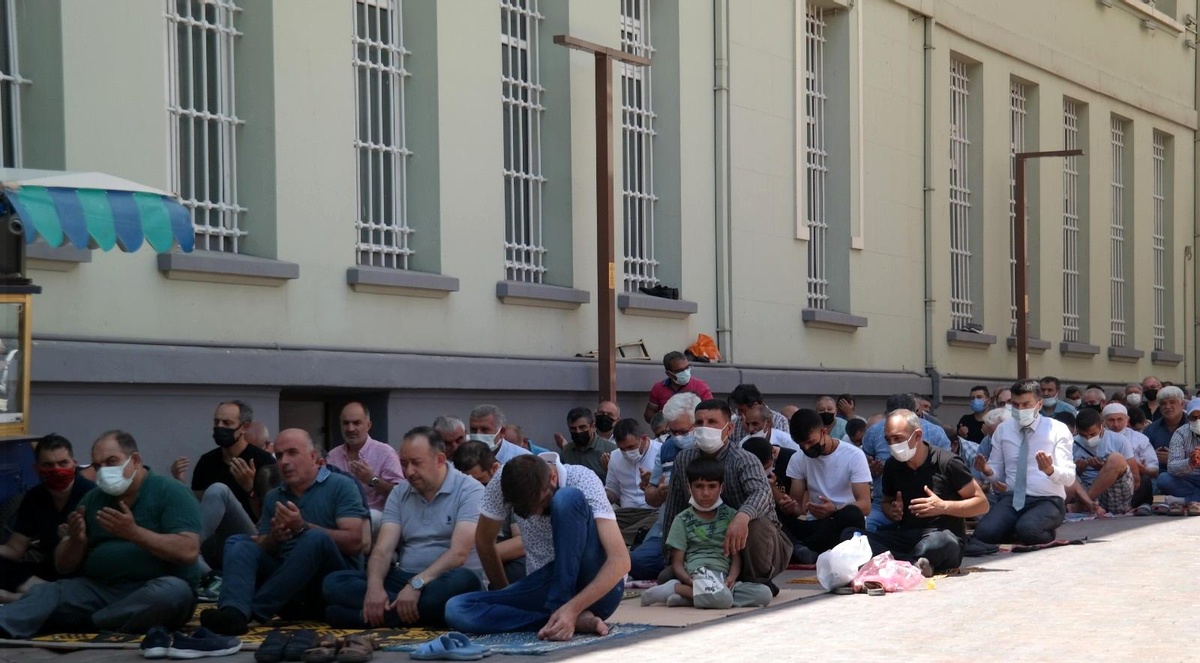 Eskişehir\'de eller yangından etkilenenler için semaya açıldı