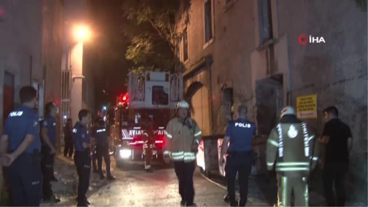 Fatih\'te çöken 3 katlı metruk binadan 1 kişi sağ olarak çıkarıldı