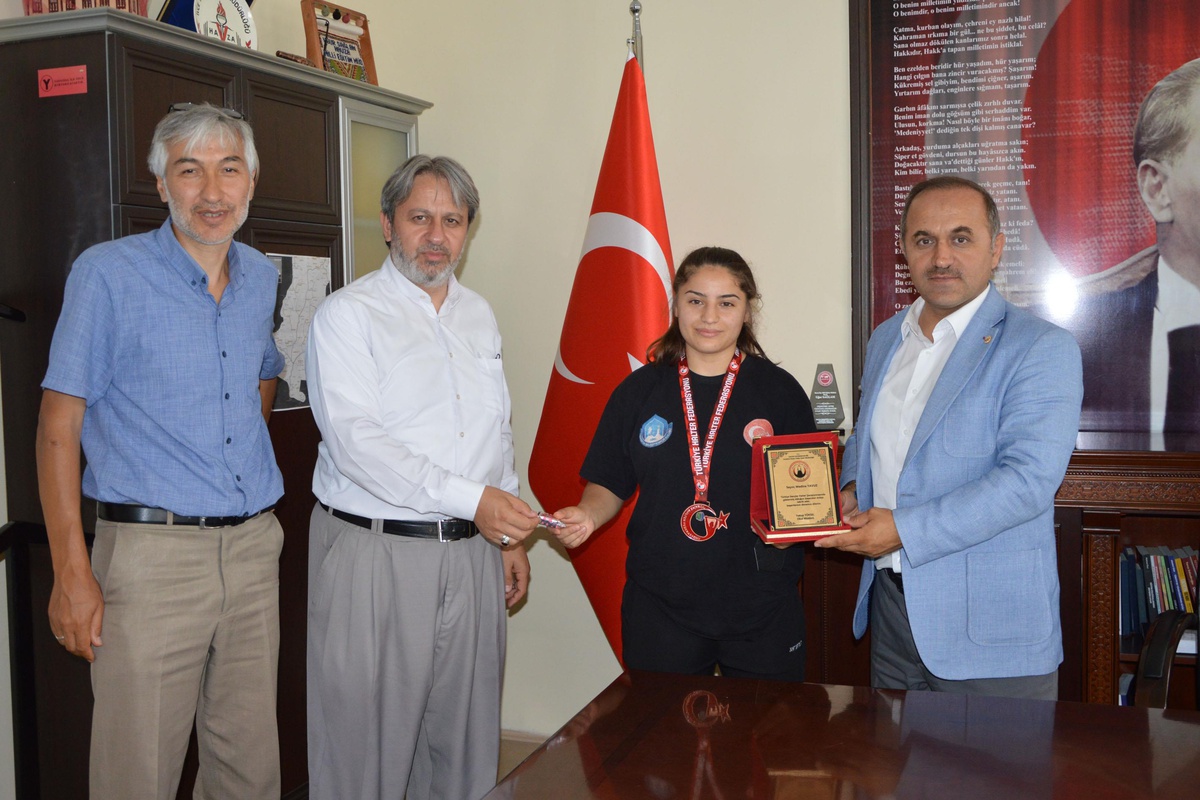Gençler ve U23 Türkiye Halter Şampiyonası\'nda üçüncü olan halterci ödüllendirildi