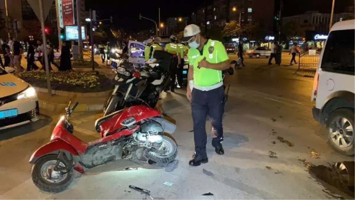 Son dakika haberleri... HAFİF TİCARİ ARAÇ MOTOSİKLETE ÇARPTI 1 ÖLÜ,1 YARALI