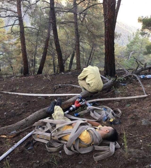 Hakları ödenmez! Yangını söndüren orman işçileri bitkin düşüp toprakta uyudu