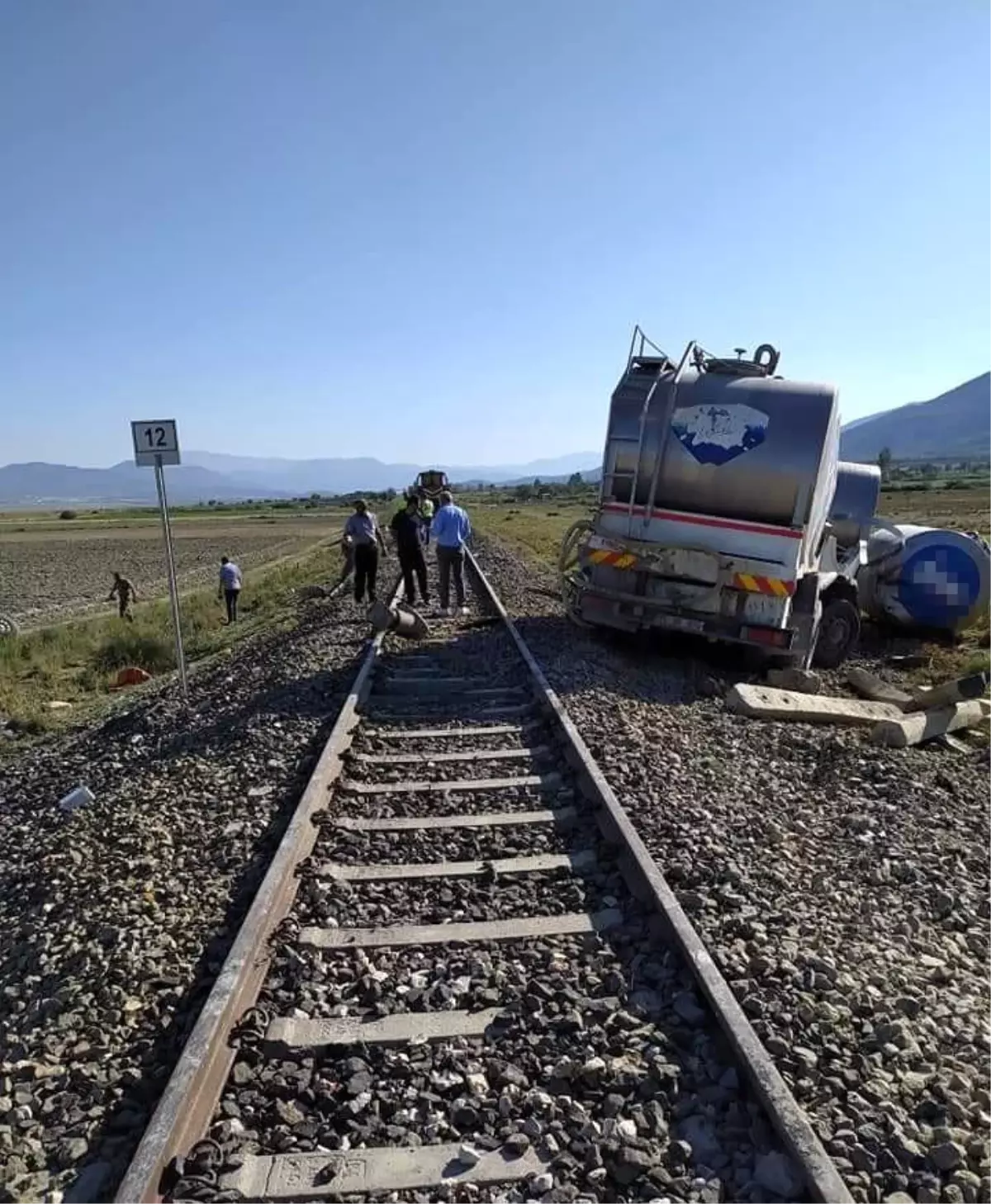 Hemzemin geçitte yük treni ile süt tankeri çarpıştı: 1 yaralı