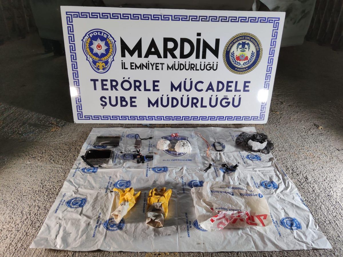 İçişleri Bakanlığı, Mardin\'de bombalı eylem hazırlığındaki terör örgütü PKK/KCK mensubunun yol uygulaması sırasında 2 kilogram plastik patlayıcı ile...