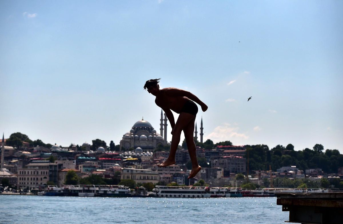 Son dakika gündem: İstanbul\'da sıcaktan bunalan çocuklar denize girerek serinledi