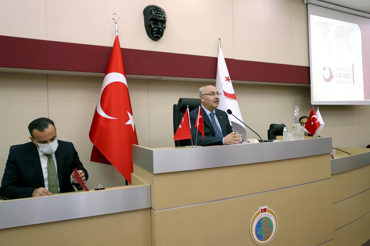 İzmir Valisi Yavuz Selim Köşger, kentte 200 bin civarında yabancının yaşadığını bildirdi Açıklaması