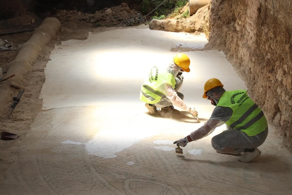 Kazlıçeşme Sanat\'ın restorasyonu sırasında bulunan 1700 yıllık mozaikler restore ediliyor