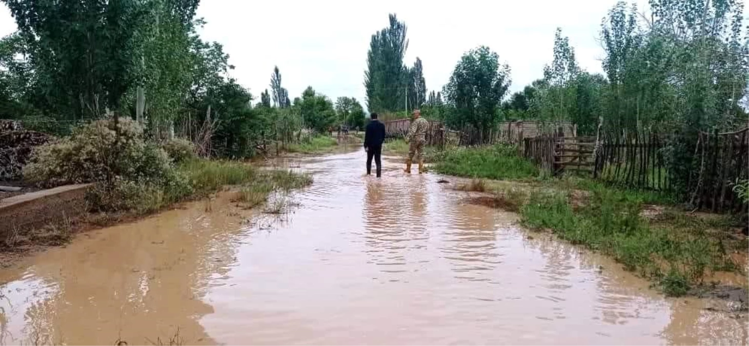 Kırgızistan\'ı sel vurdu: Onlarca evi su bastı