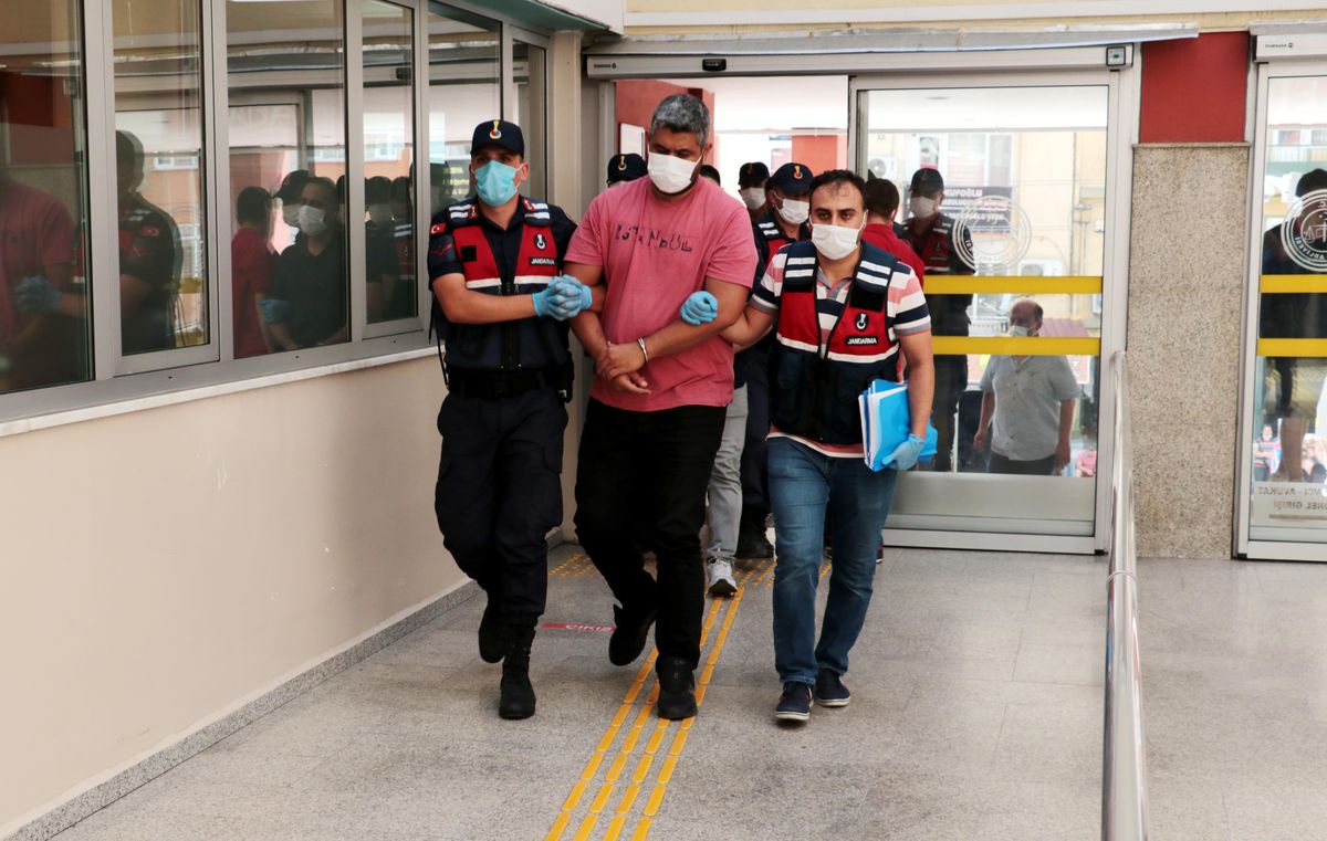 Kocaeli\'de yurt dışına kaçmaya çalışırken yakalanan 4 FETÖ şüphelisinden 2\'si tutuklandı