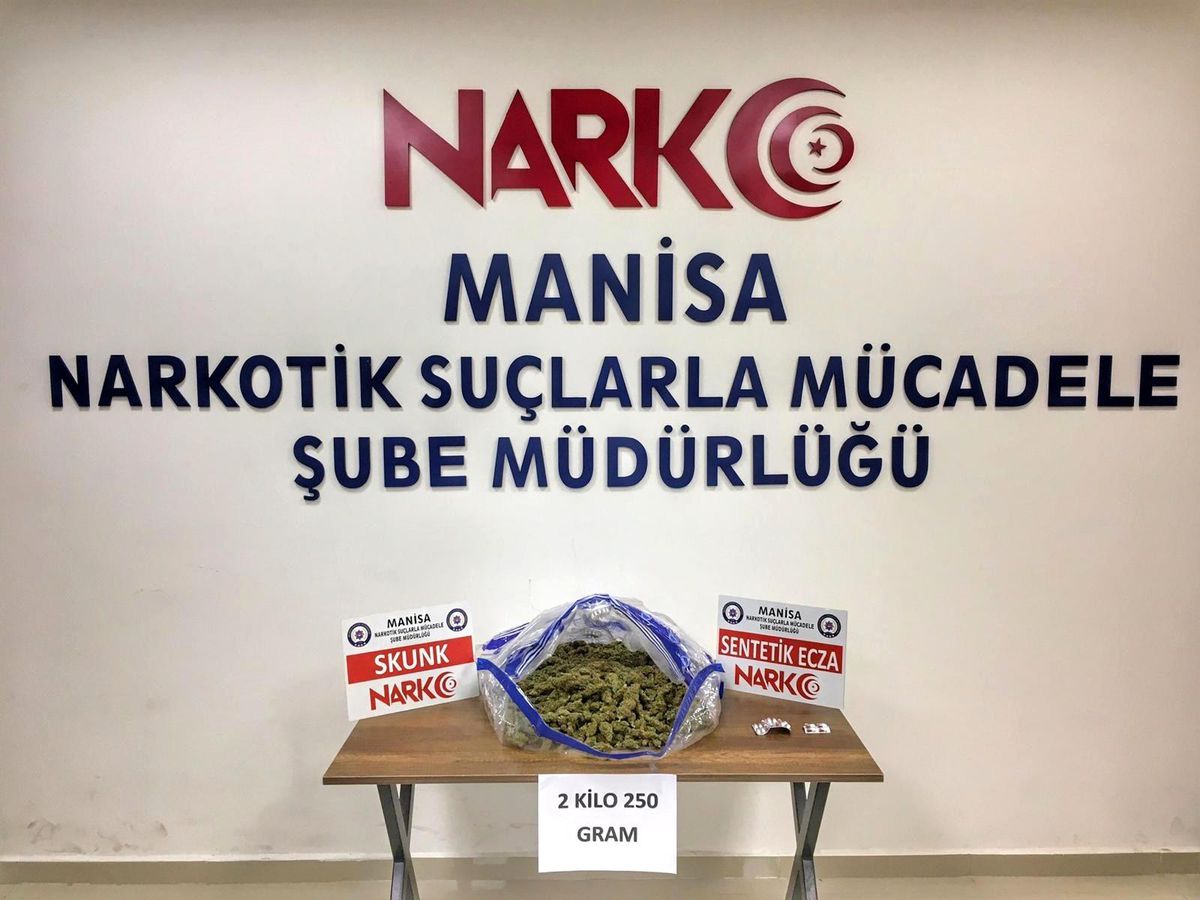 Kovalamaca sonucu durdurulan araçta uyuşturucuyla yakalandılar