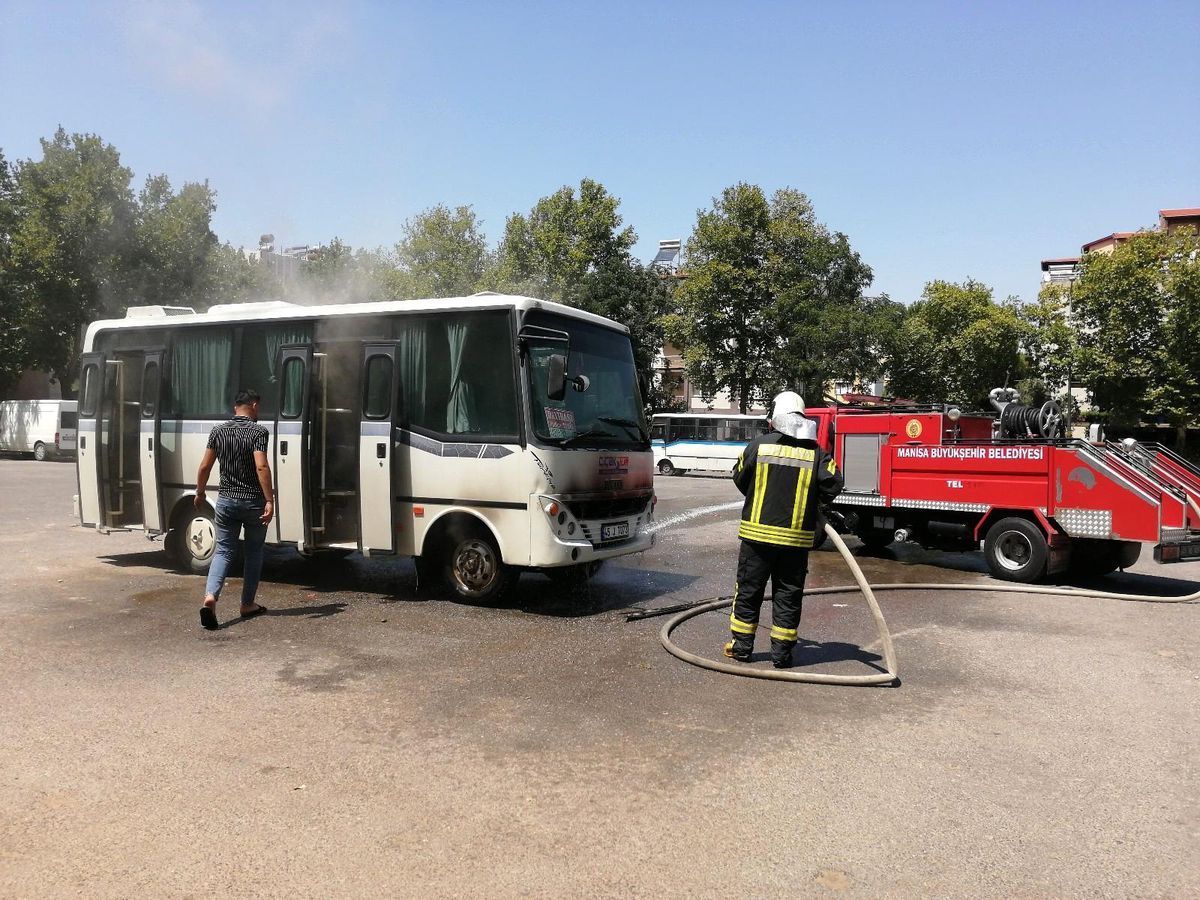 Manisa\'da park halindeki servis minibüsü yandı