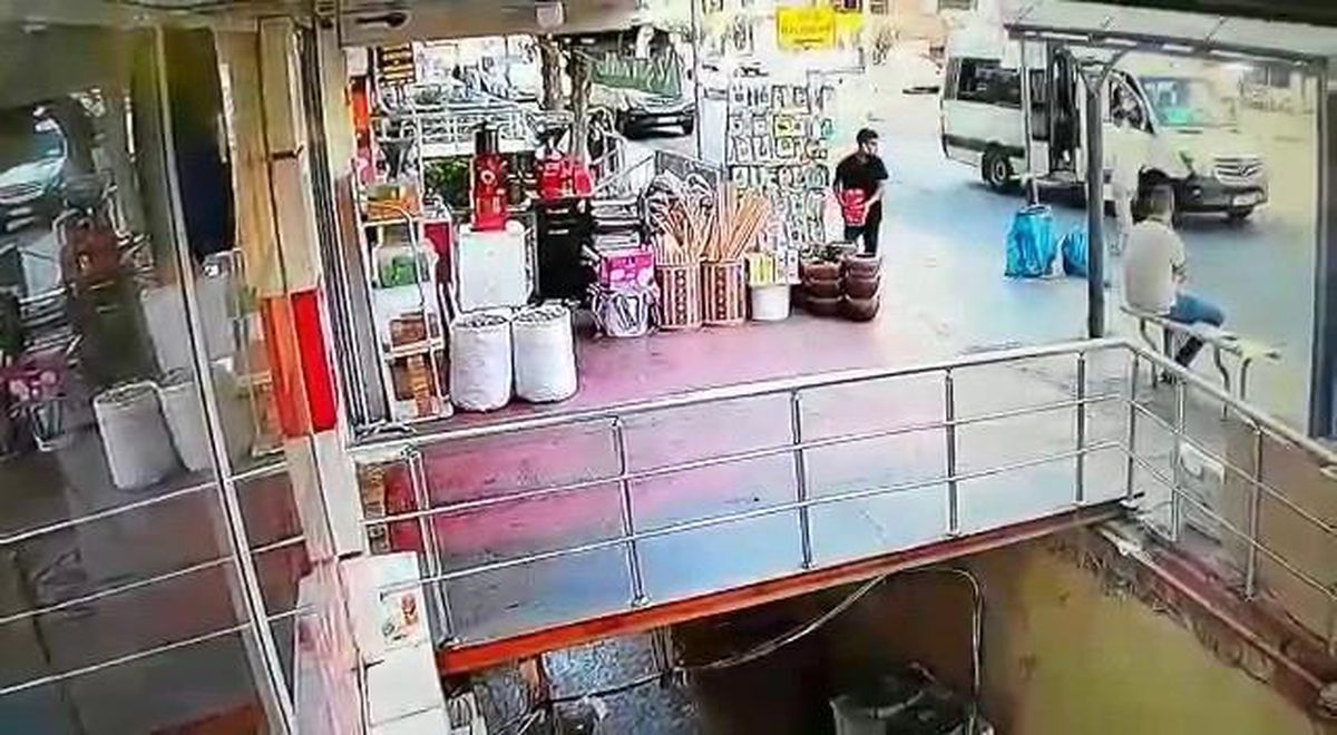 Önce etrafı kolladı, sonra kahve kutularını alıp kaçtı