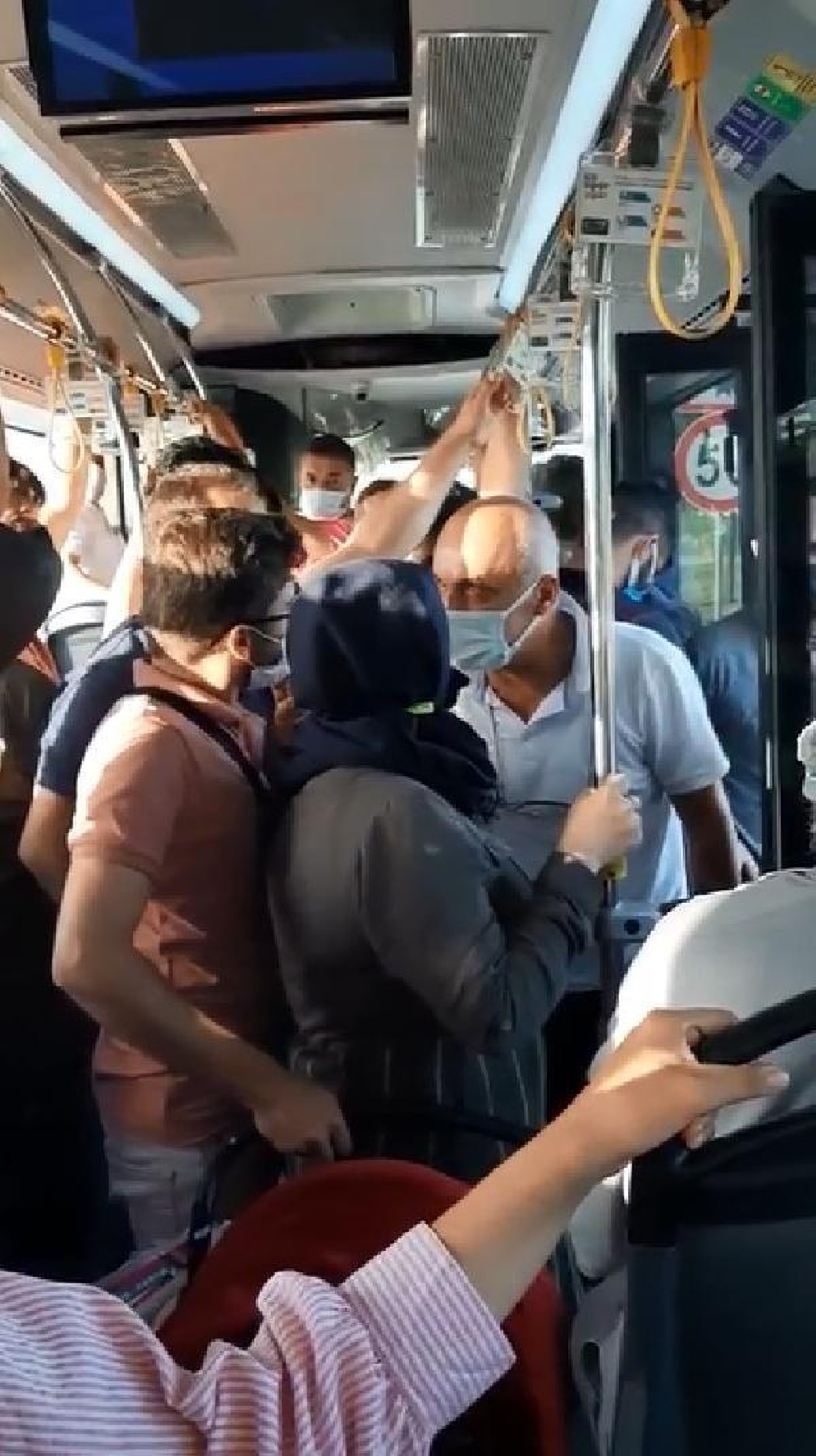 Son dakika haberleri! OTOBÜSTE YOLCULAR ARASINDAKİ MASKE TARTIŞMASI KAMERADA