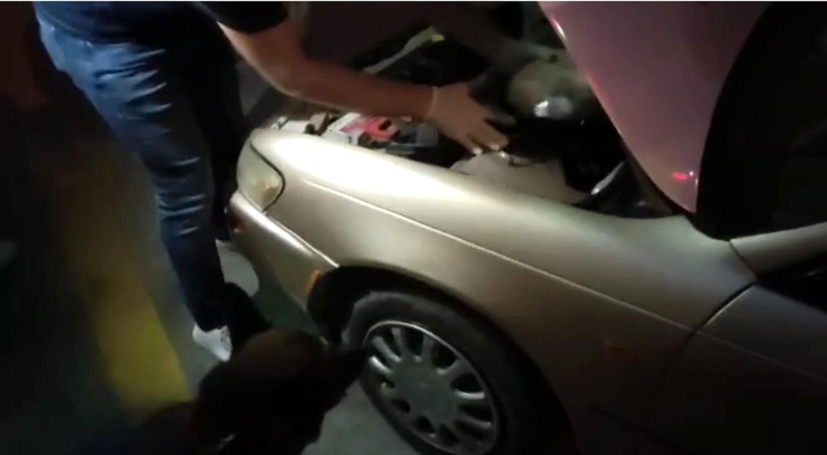Otomobilin motor bölümünden esrar çıktı