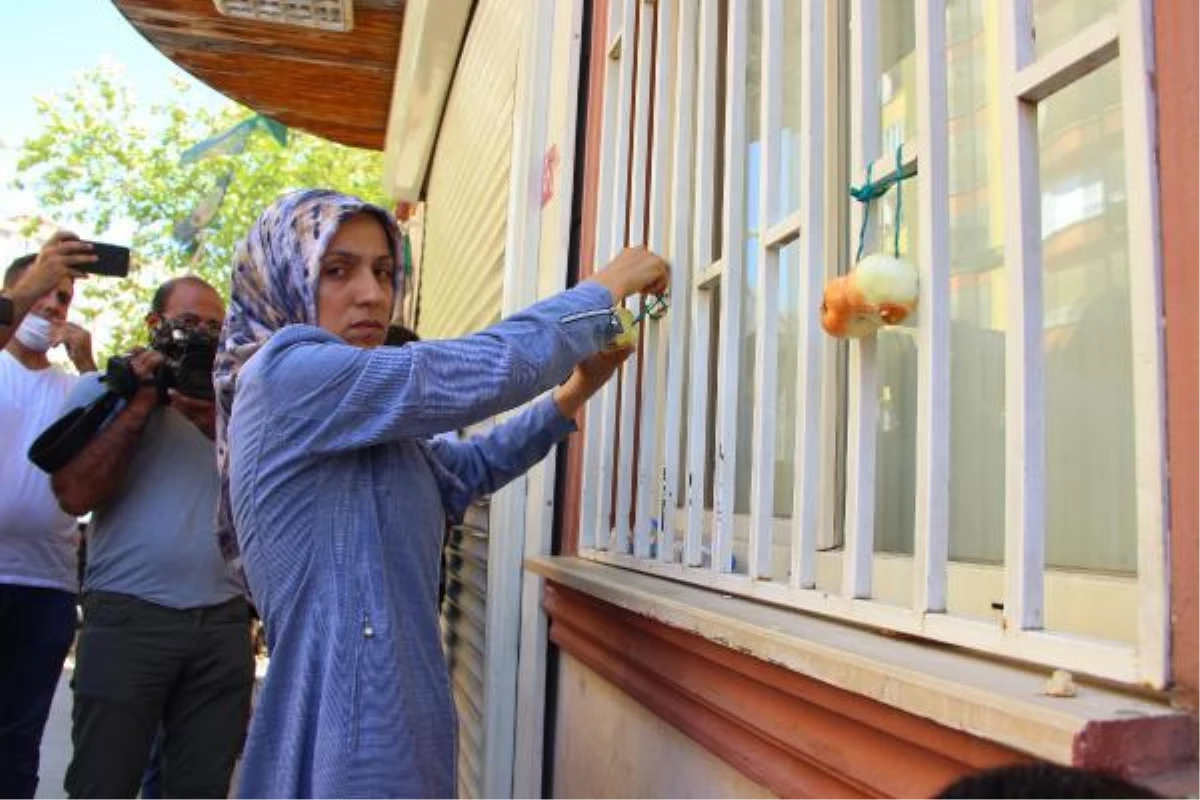 PKK\'DAN KAÇAN EVLADINA KAVUŞTU, HDP BİNASINA SOĞAN ASTI