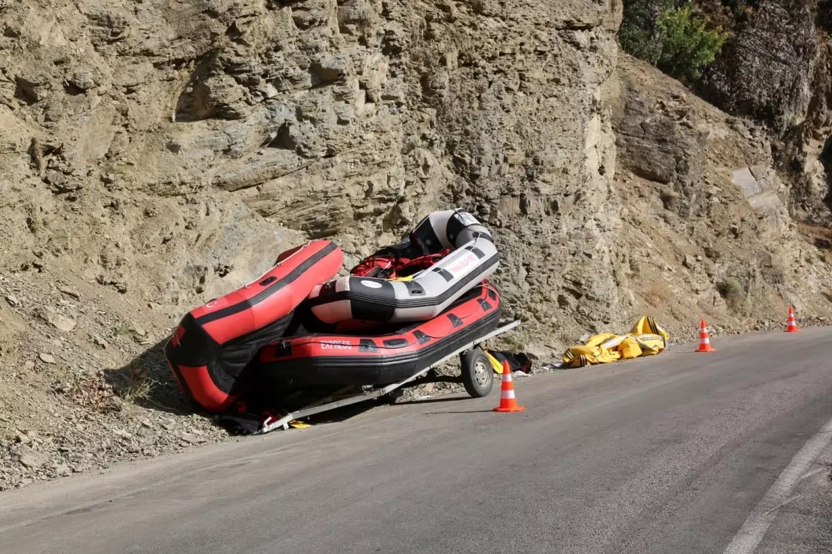 Römorka bağlı rafting botu devrildi: 2\'si ağır, 4 yaralı